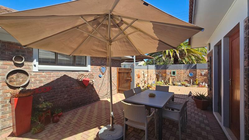 6 Bedroom Property for Sale in Fraaiuitsig Western Cape